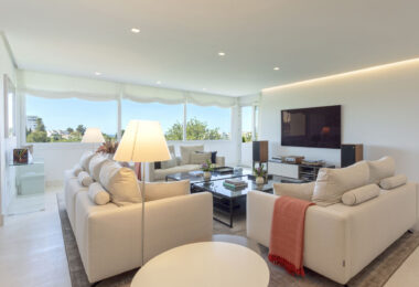 Położony w jednej z najbardziej renomowanych społeczności golfowych w Guadalmina Alta.