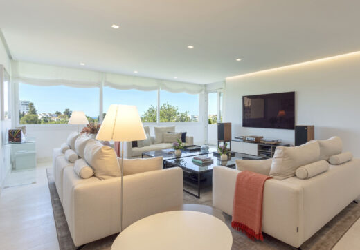 Położony w jednej z najbardziej renomowanych społeczności golfowych w Guadalmina Alta.