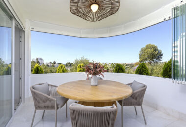 Położony w jednej z najbardziej renomowanych społeczności golfowych w Guadalmina Alta.