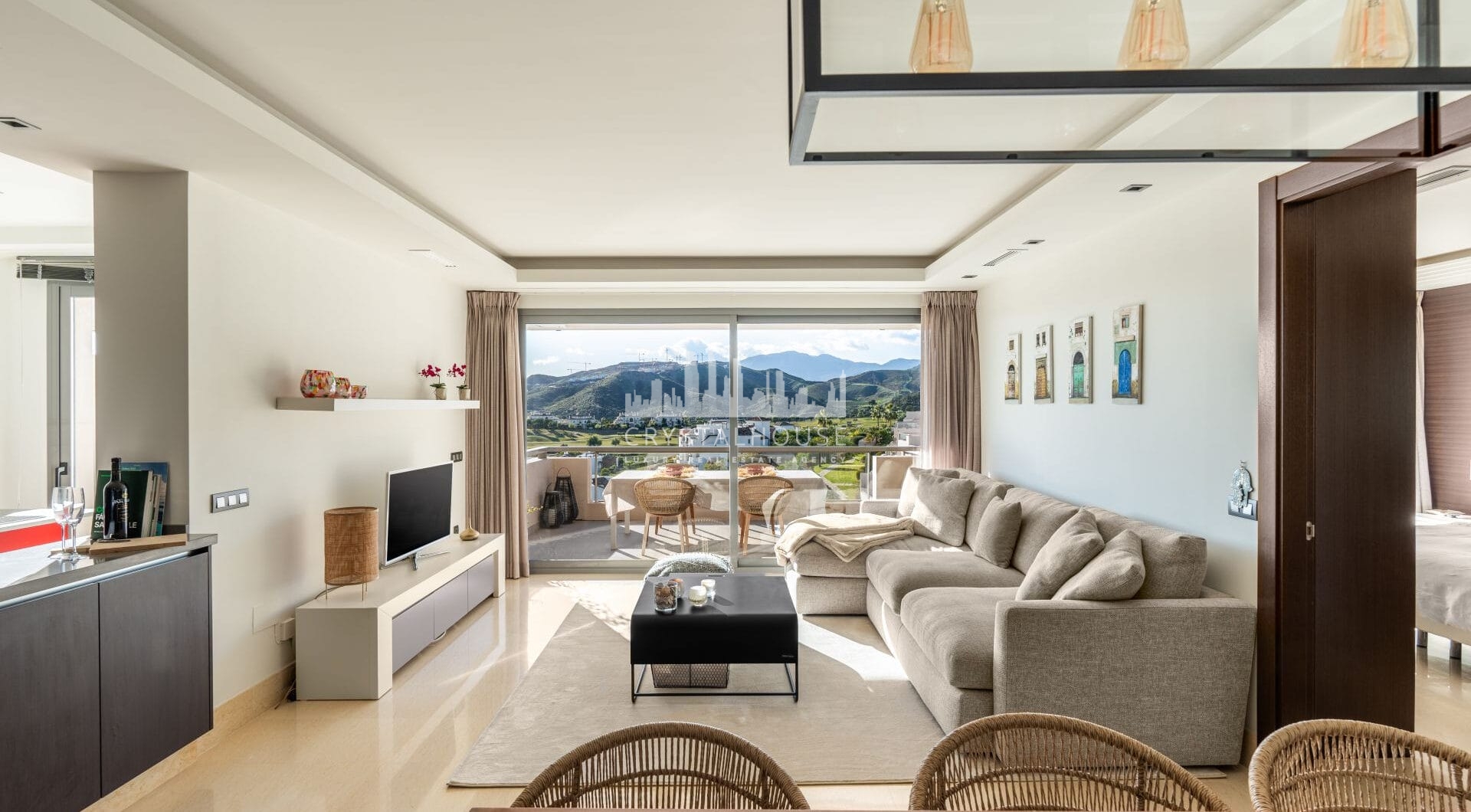 Z przyjemnością przedstawiamy ten doskonale utrzymany, jasny i przestronny apartament z trzema sypialniami, położony w bardzo popularnej inwestycji Los Arrayanes Golf, na południe od Los Arqueros w gminie Benahavís.