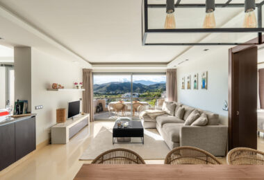 Z przyjemnością przedstawiamy ten doskonale utrzymany, jasny i przestronny apartament z trzema sypialniami, położony w bardzo popularnej inwestycji Los Arrayanes Golf, na południe od Los Arqueros w gminie Benahavís.