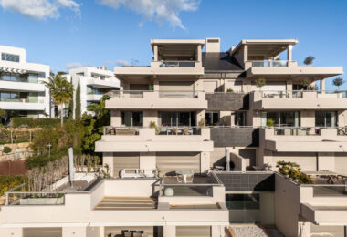 Z przyjemnością przedstawiamy ten doskonale utrzymany, jasny i przestronny apartament z trzema sypialniami, położony w bardzo popularnej inwestycji Los Arrayanes Golf, na południe od Los Arqueros w gminie Benahavís.