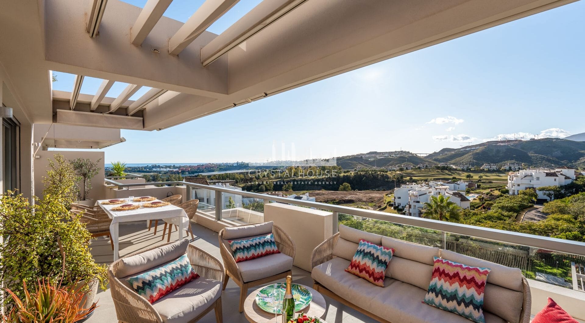 Z przyjemnością przedstawiamy ten doskonale utrzymany, jasny i przestronny apartament z trzema sypialniami, położony w bardzo popularnej inwestycji Los Arrayanes Golf, na południe od Los Arqueros w gminie Benahavís.