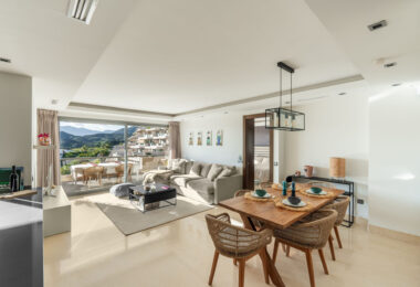 Z przyjemnością przedstawiamy ten doskonale utrzymany, jasny i przestronny apartament z trzema sypialniami, położony w bardzo popularnej inwestycji Los Arrayanes Golf, na południe od Los Arqueros w gminie Benahavís.