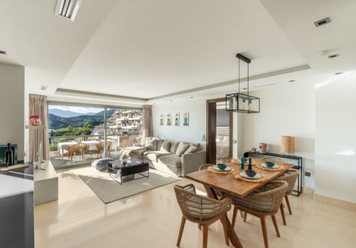 Z przyjemnością przedstawiamy ten doskonale utrzymany, jasny i przestronny apartament z trzema sypialniami, położony w bardzo popularnej inwestycji Los Arrayanes Golf, na południe od Los Arqueros w gminie Benahavís.