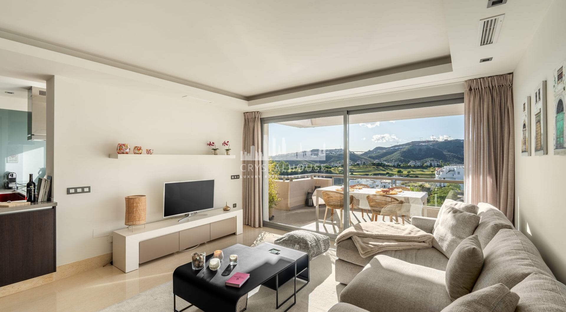 Z przyjemnością przedstawiamy ten doskonale utrzymany, jasny i przestronny apartament z trzema sypialniami, położony w bardzo popularnej inwestycji Los Arrayanes Golf, na południe od Los Arqueros w gminie Benahavís.