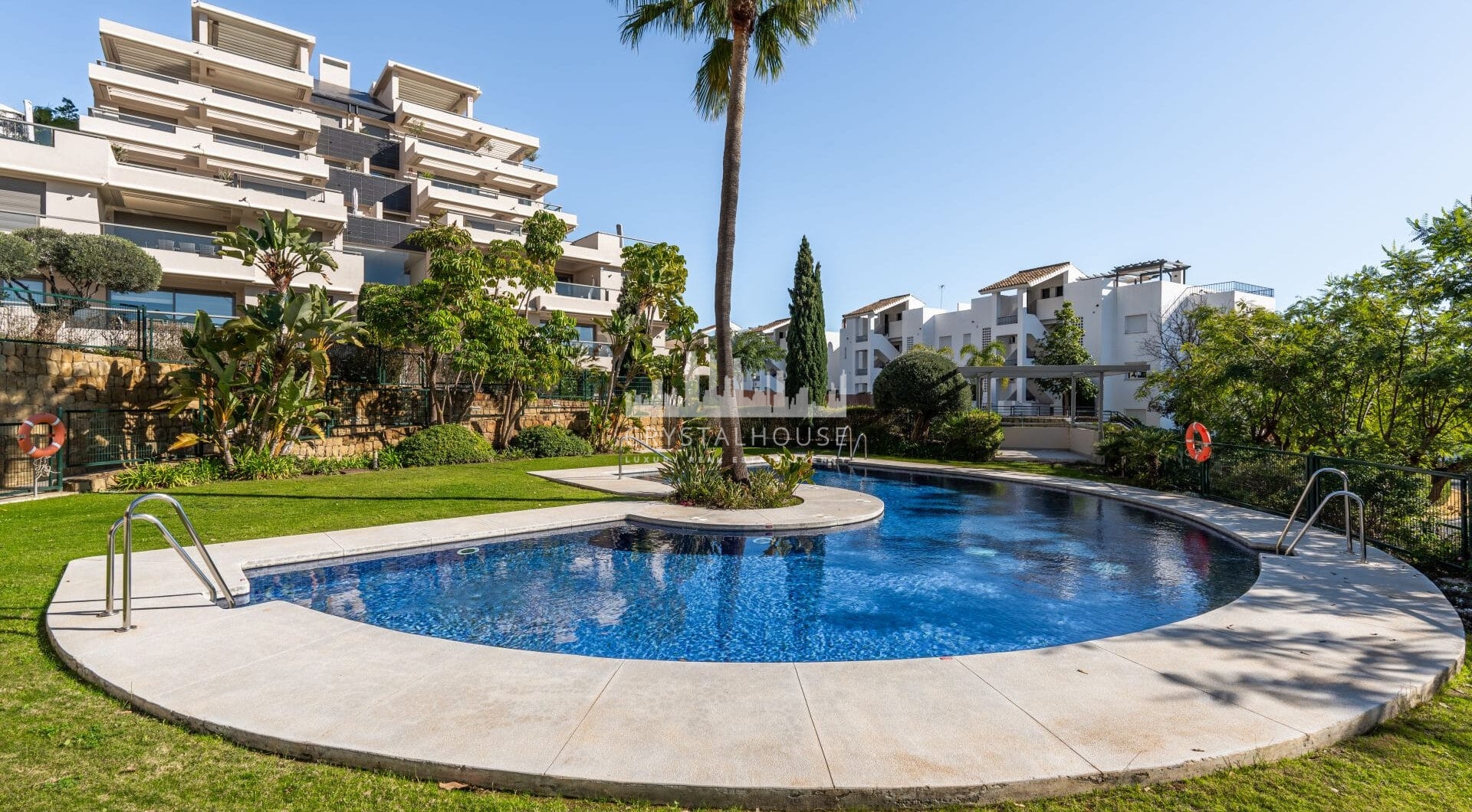 Z przyjemnością przedstawiamy ten doskonale utrzymany, jasny i przestronny apartament z trzema sypialniami, położony w bardzo popularnej inwestycji Los Arrayanes Golf, na południe od Los Arqueros w gminie Benahavís.