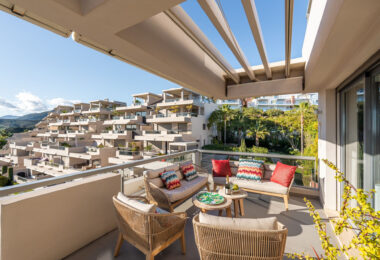 Z przyjemnością przedstawiamy ten doskonale utrzymany, jasny i przestronny apartament z trzema sypialniami, położony w bardzo popularnej inwestycji Los Arrayanes Golf, na południe od Los Arqueros w gminie Benahavís.