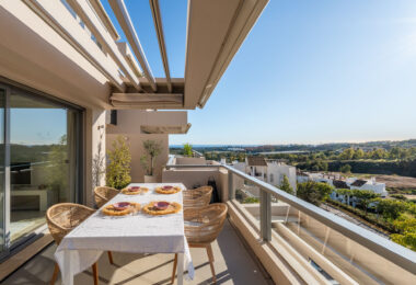 Z przyjemnością przedstawiamy ten doskonale utrzymany, jasny i przestronny apartament z trzema sypialniami, położony w bardzo popularnej inwestycji Los Arrayanes Golf, na południe od Los Arqueros w gminie Benahavís.