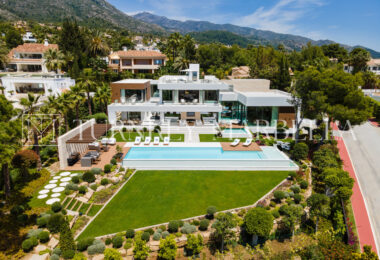 Położony w ekskluzywnej zamkniętej społeczności Sierra Blanca, Rossini 13 oferuje prywatność, bezpieczeństwo i panoramiczne widoki na morze rozciągające się na Gibraltar i wybrzeże Afryki.