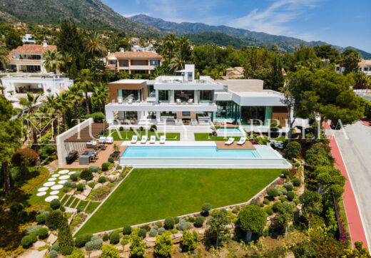 Położony w ekskluzywnej zamkniętej społeczności Sierra Blanca, Rossini 13 oferuje prywatność, bezpieczeństwo i panoramiczne widoki na morze rozciągające się na Gibraltar i wybrzeże Afryki.