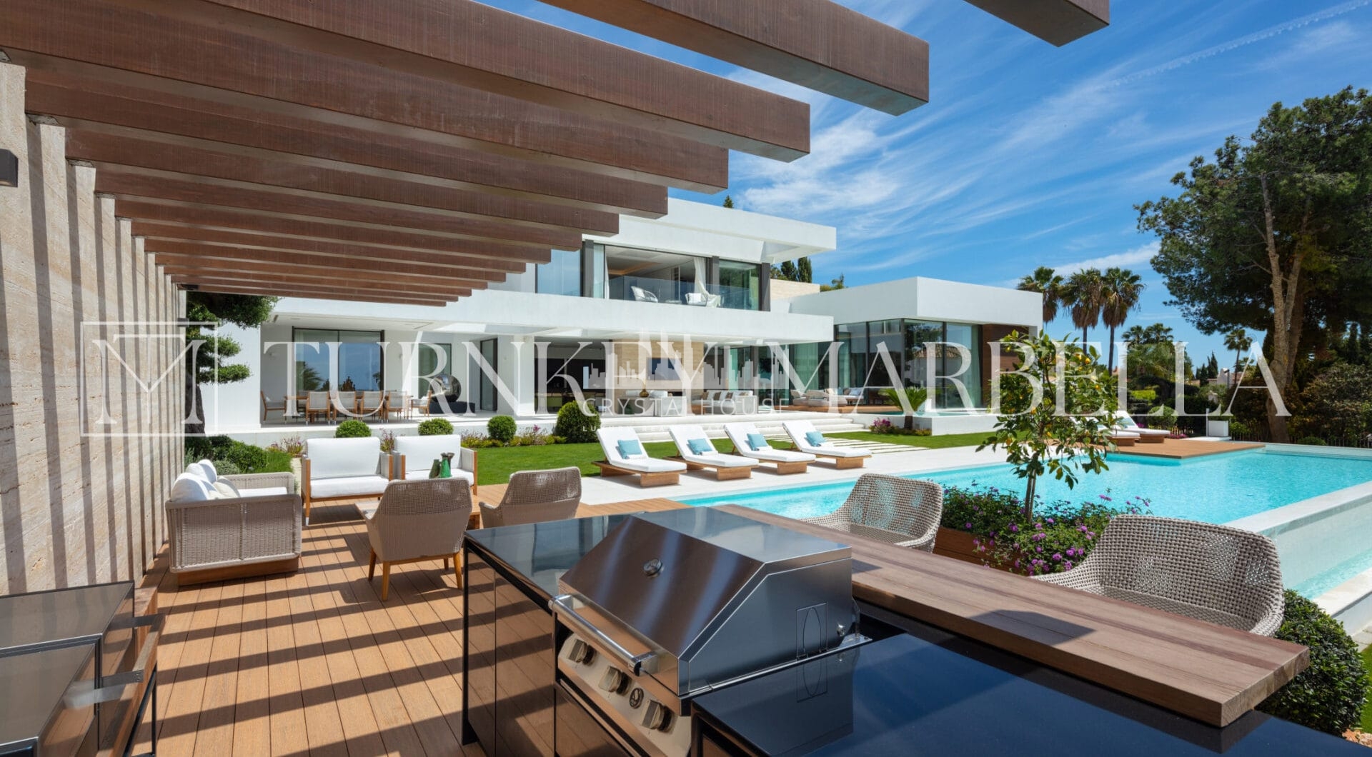 Położony w ekskluzywnej zamkniętej społeczności Sierra Blanca, Rossini 13 oferuje prywatność, bezpieczeństwo i panoramiczne widoki na morze rozciągające się na Gibraltar i wybrzeże Afryki.