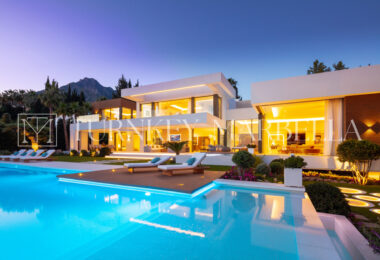 Położony w ekskluzywnej zamkniętej społeczności Sierra Blanca, Rossini 13 oferuje prywatność, bezpieczeństwo i panoramiczne widoki na morze rozciągające się na Gibraltar i wybrzeże Afryki.