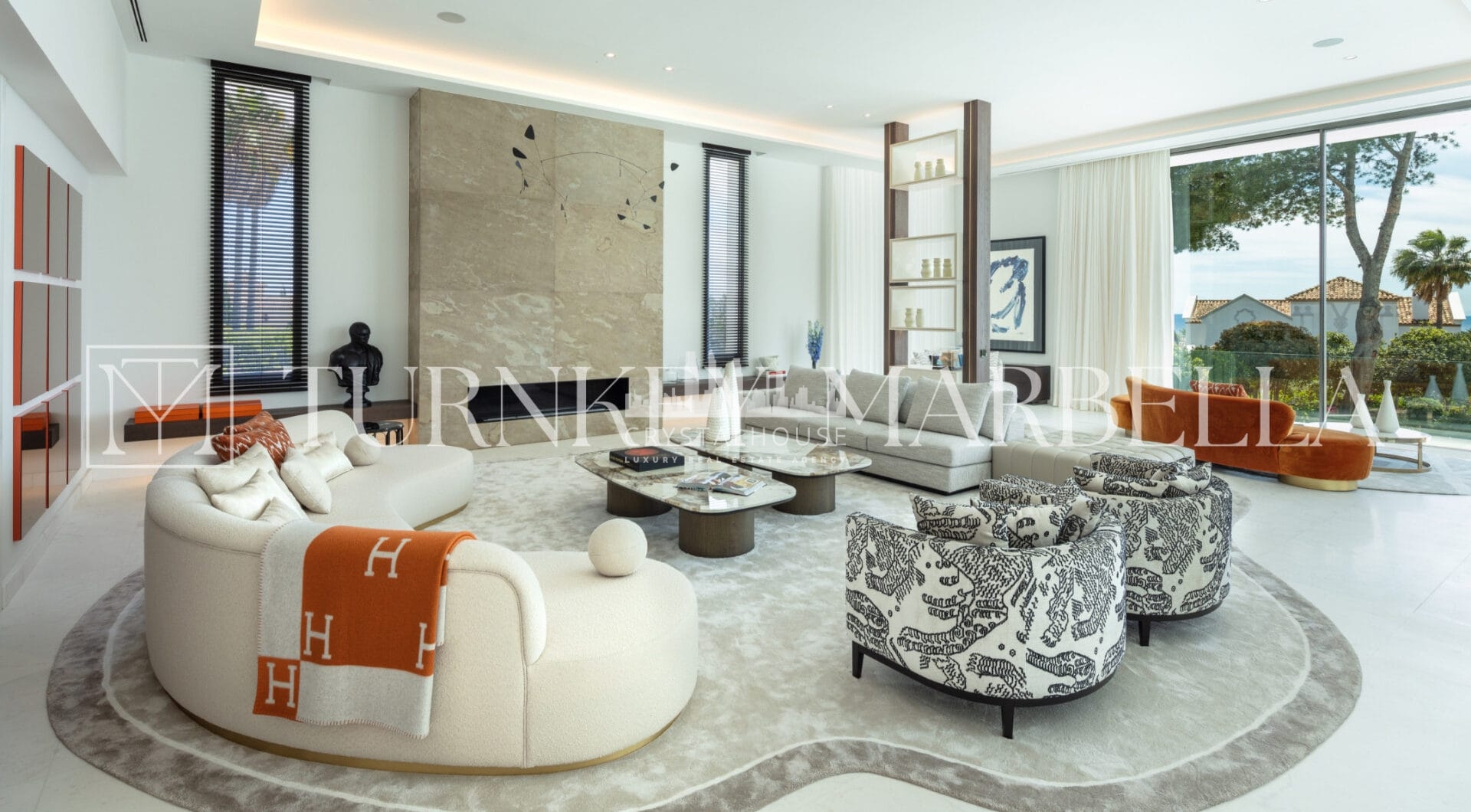 Położony w ekskluzywnej zamkniętej społeczności Sierra Blanca, Rossini 13 oferuje prywatność, bezpieczeństwo i panoramiczne widoki na morze rozciągające się na Gibraltar i wybrzeże Afryki.