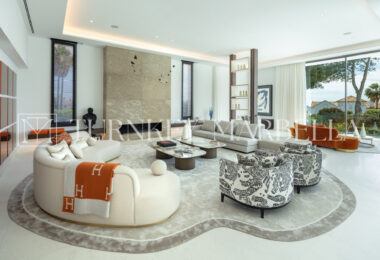 Położony w ekskluzywnej zamkniętej społeczności Sierra Blanca, Rossini 13 oferuje prywatność, bezpieczeństwo i panoramiczne widoki na morze rozciągające się na Gibraltar i wybrzeże Afryki.