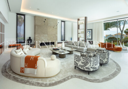 Położony w ekskluzywnej zamkniętej społeczności Sierra Blanca, Rossini 13 oferuje prywatność, bezpieczeństwo i panoramiczne widoki na morze rozciągające się na Gibraltar i wybrzeże Afryki.