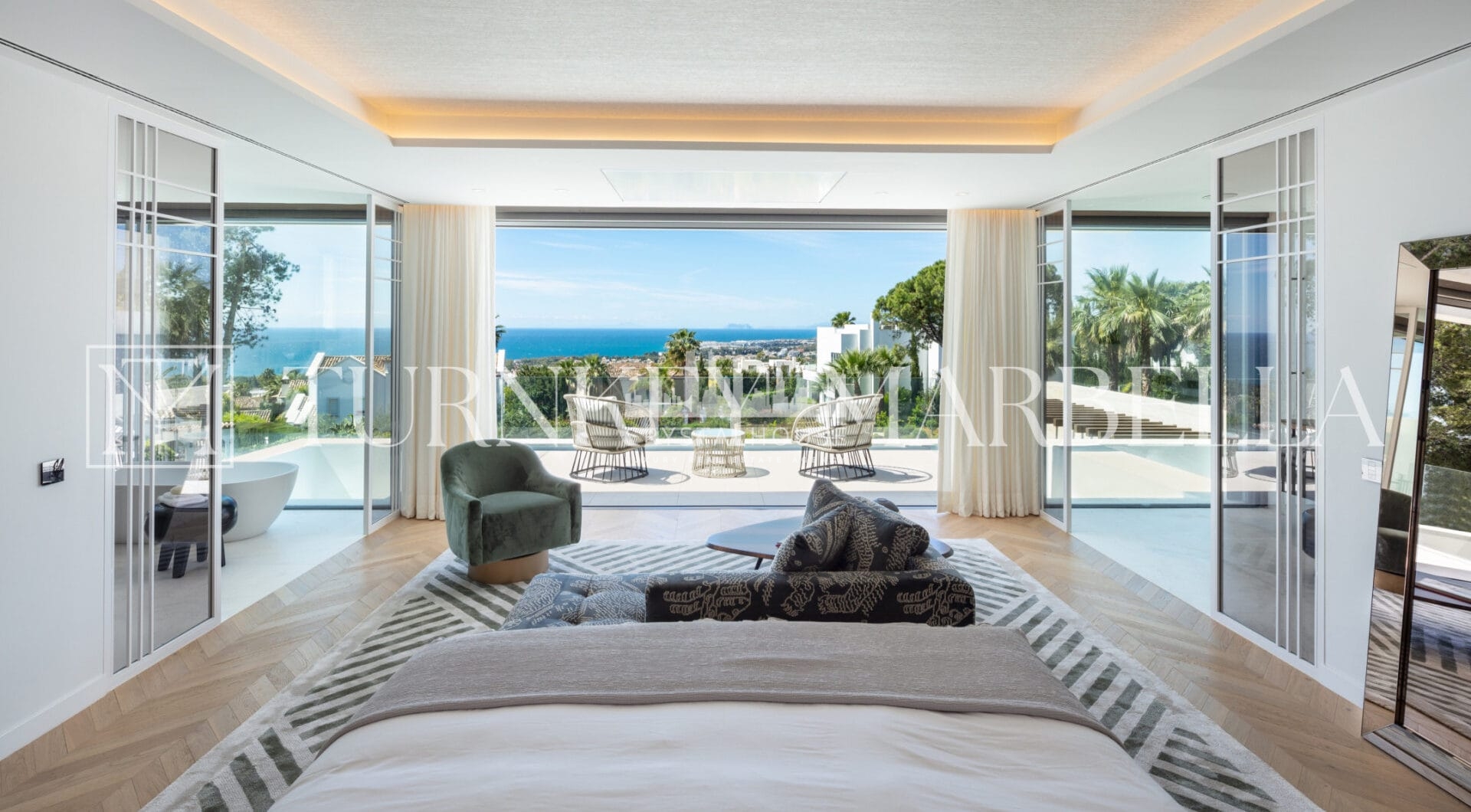 Położony w ekskluzywnej zamkniętej społeczności Sierra Blanca, Rossini 13 oferuje prywatność, bezpieczeństwo i panoramiczne widoki na morze rozciągające się na Gibraltar i wybrzeże Afryki.