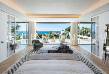 Położony w ekskluzywnej zamkniętej społeczności Sierra Blanca, Rossini 13 oferuje prywatność, bezpieczeństwo i panoramiczne widoki na morze rozciągające się na Gibraltar i wybrzeże Afryki.