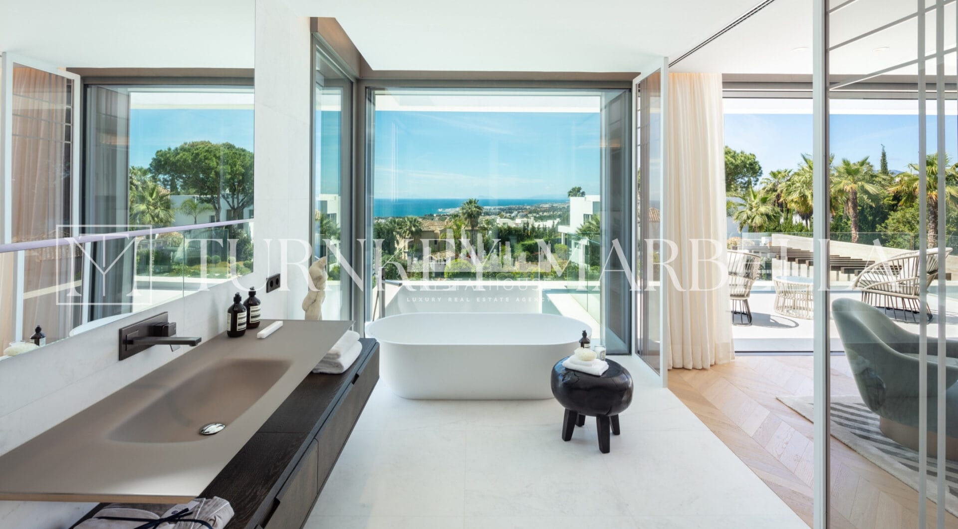 Położony w ekskluzywnej zamkniętej społeczności Sierra Blanca, Rossini 13 oferuje prywatność, bezpieczeństwo i panoramiczne widoki na morze rozciągające się na Gibraltar i wybrzeże Afryki.