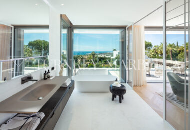 Położony w ekskluzywnej zamkniętej społeczności Sierra Blanca, Rossini 13 oferuje prywatność, bezpieczeństwo i panoramiczne widoki na morze rozciągające się na Gibraltar i wybrzeże Afryki.