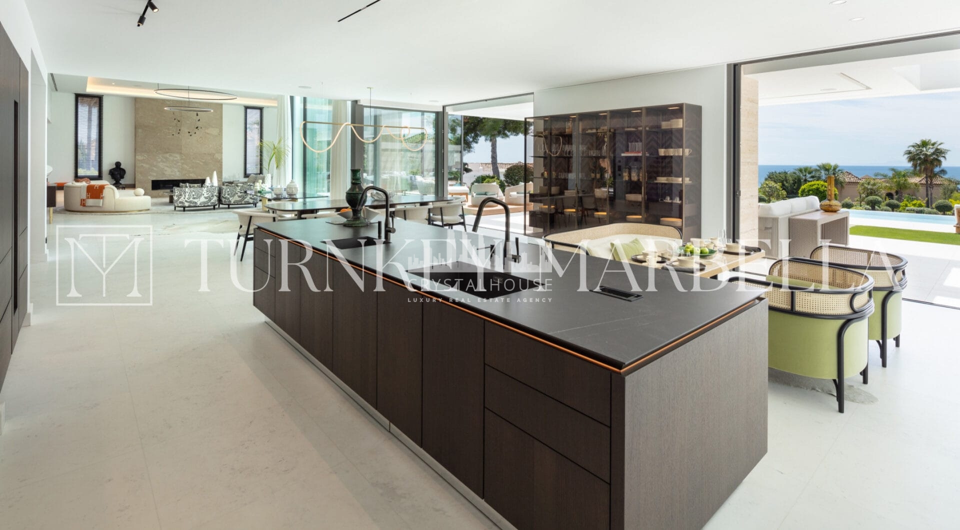 Położony w ekskluzywnej zamkniętej społeczności Sierra Blanca, Rossini 13 oferuje prywatność, bezpieczeństwo i panoramiczne widoki na morze rozciągające się na Gibraltar i wybrzeże Afryki.