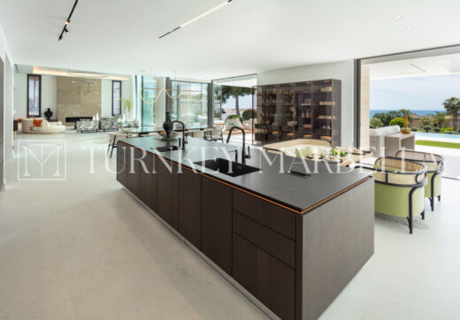 Położony w ekskluzywnej zamkniętej społeczności Sierra Blanca, Rossini 13 oferuje prywatność, bezpieczeństwo i panoramiczne widoki na morze rozciągające się na Gibraltar i wybrzeże Afryki.