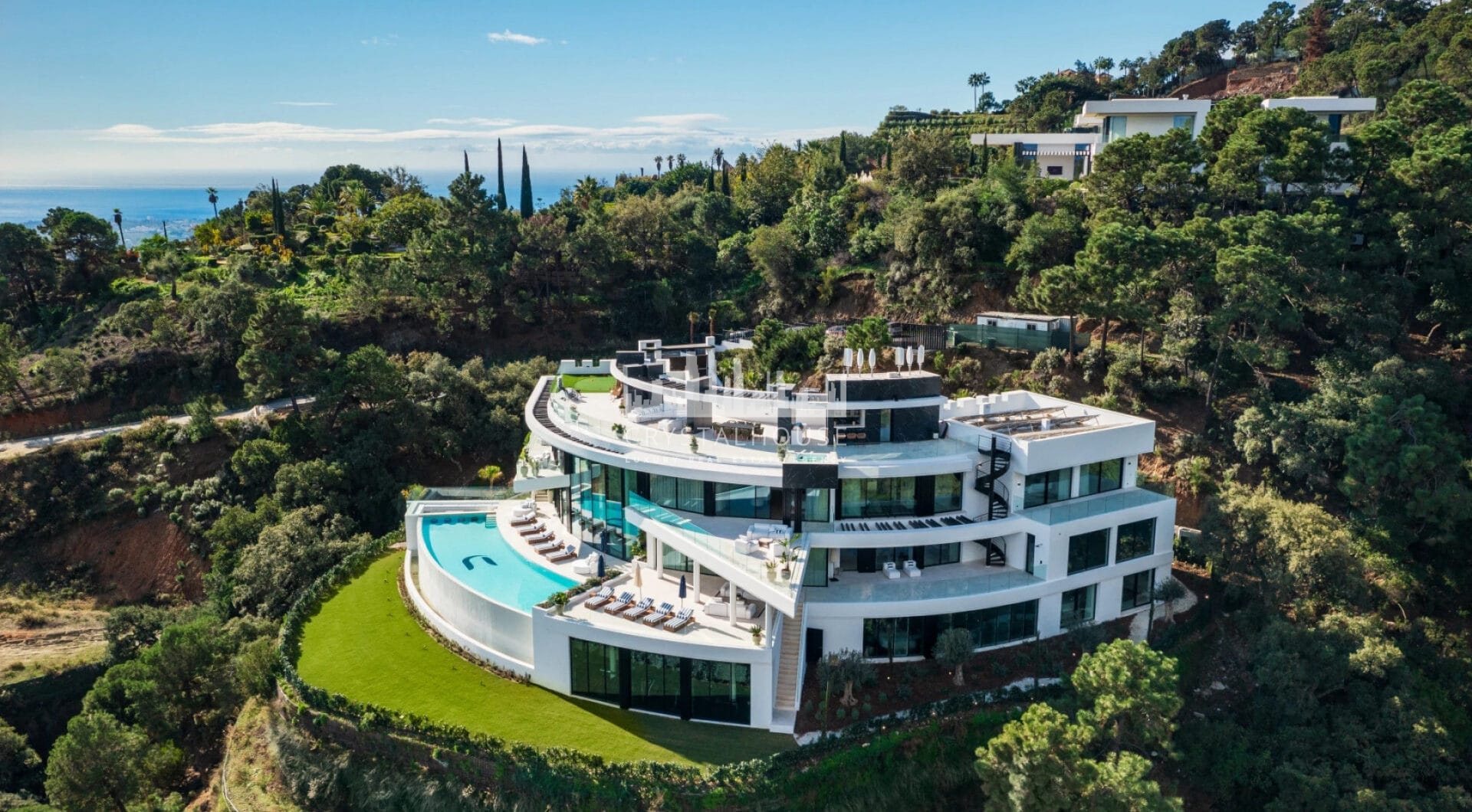 El Unico to bardzo luksusowa willa z panoramicznym widokiem na Morze Śródziemne, położona w zamkniętym i bezpiecznym kurorcie La Zagaleta Resort and Country Club, który jest uznawany za najbardziej ekskluzywną urbanizację w całej Europie.