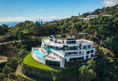 El Unico to bardzo luksusowa willa z panoramicznym widokiem na Morze Śródziemne, położona w zamkniętym i bezpiecznym kurorcie La Zagaleta Resort and Country Club, który jest uznawany za najbardziej ekskluzywną urbanizację w całej Europie.