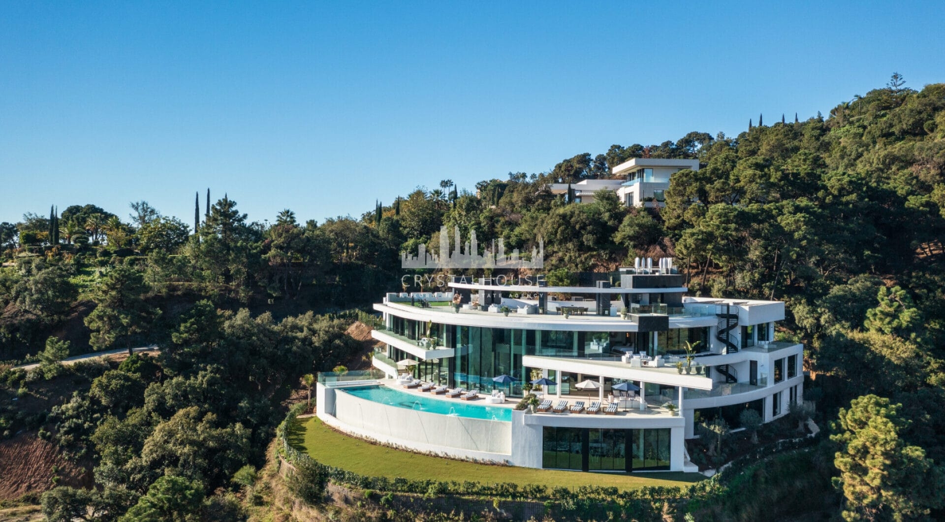 El Unico to bardzo luksusowa willa z panoramicznym widokiem na Morze Śródziemne, położona w zamkniętym i bezpiecznym kurorcie La Zagaleta Resort and Country Club, który jest uznawany za najbardziej ekskluzywną urbanizację w całej Europie.