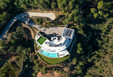 El Unico to bardzo luksusowa willa z panoramicznym widokiem na Morze Śródziemne, położona w zamkniętym i bezpiecznym kurorcie La Zagaleta Resort and Country Club, który jest uznawany za najbardziej ekskluzywną urbanizację w całej Europie.