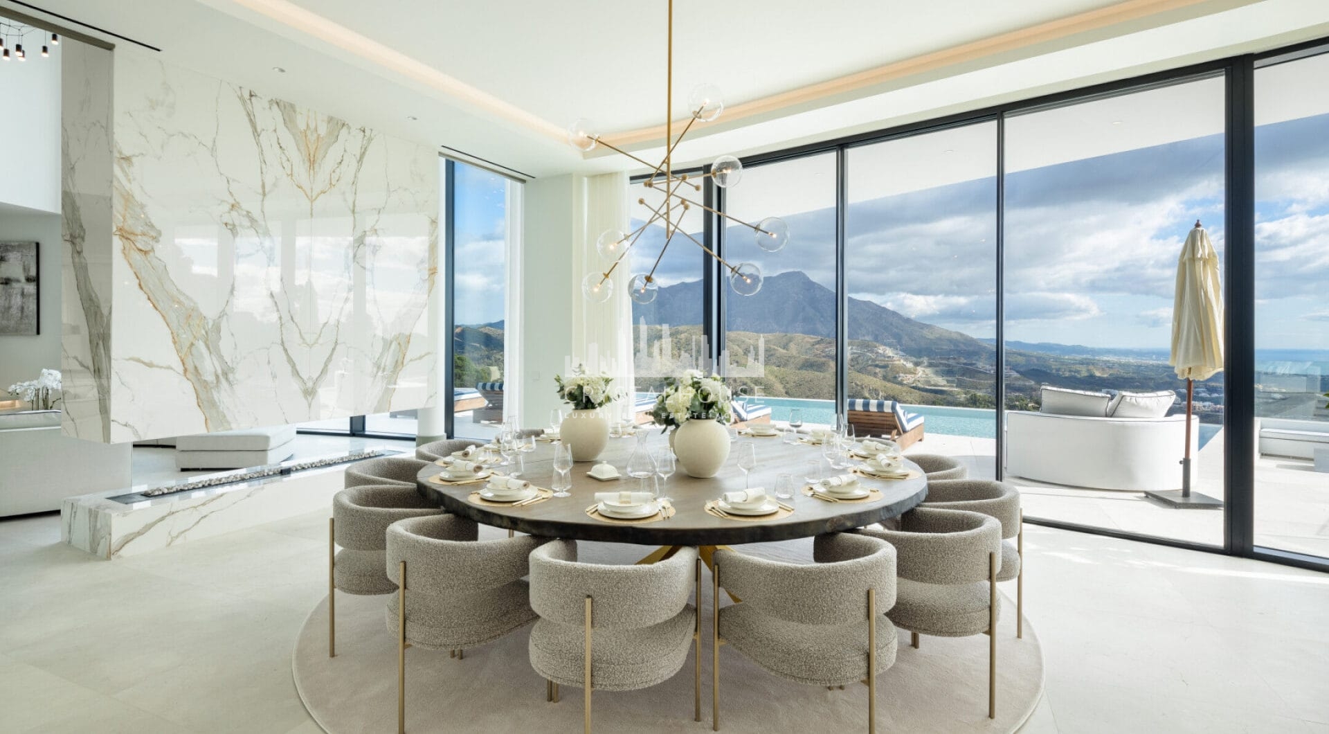 El Unico to bardzo luksusowa willa z panoramicznym widokiem na Morze Śródziemne, położona w zamkniętym i bezpiecznym kurorcie La Zagaleta Resort and Country Club, który jest uznawany za najbardziej ekskluzywną urbanizację w całej Europie.