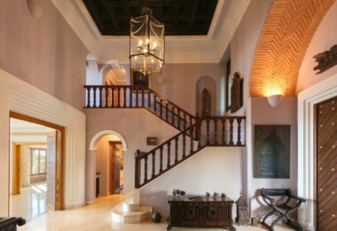 Luksusowa rezydencja w Sierra Blanca, Marbella Golden MileKlasyczna willa z nowoczesnym pensjonatem i basenem na dużej działce w sercu Sierra Blanca, Marbella Golden Mile.