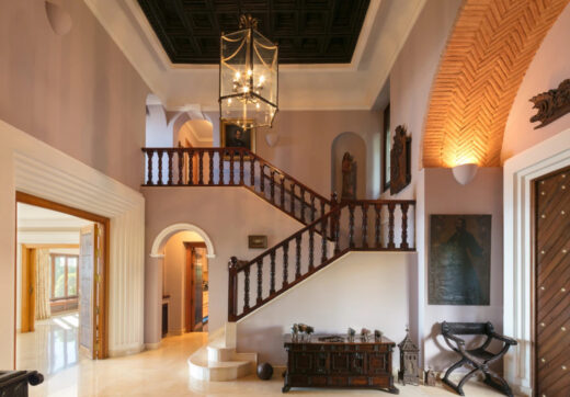 Luksusowa rezydencja w Sierra Blanca, Marbella Golden MileKlasyczna willa z nowoczesnym pensjonatem i basenem na dużej działce w sercu Sierra Blanca, Marbella Golden Mile.