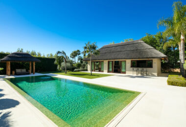 Luksusowa rezydencja w Sierra Blanca, Marbella Golden MileKlasyczna willa z nowoczesnym pensjonatem i basenem na dużej działce w sercu Sierra Blanca, Marbella Golden Mile.