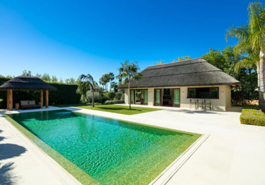 Luksusowa rezydencja w Sierra Blanca, Marbella Golden MileKlasyczna willa z nowoczesnym pensjonatem i basenem na dużej działce w sercu Sierra Blanca, Marbella Golden Mile.