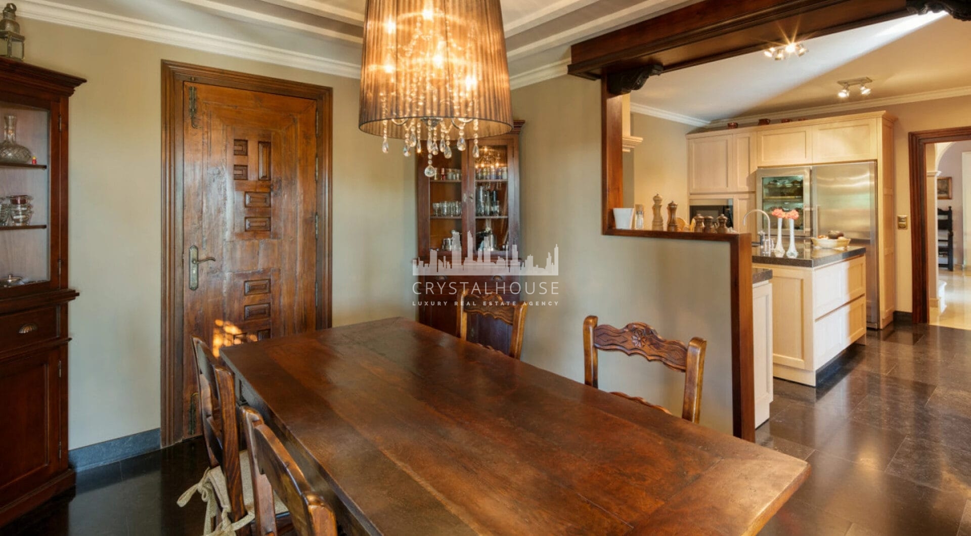 Luksusowa rezydencja w Sierra Blanca, Marbella Golden MileKlasyczna willa z nowoczesnym pensjonatem i basenem na dużej działce w sercu Sierra Blanca, Marbella Golden Mile.