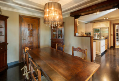 Luksusowa rezydencja w Sierra Blanca, Marbella Golden MileKlasyczna willa z nowoczesnym pensjonatem i basenem na dużej działce w sercu Sierra Blanca, Marbella Golden Mile.