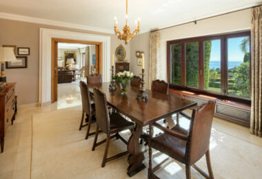 Luksusowa rezydencja w Sierra Blanca, Marbella Golden MileKlasyczna willa z nowoczesnym pensjonatem i basenem na dużej działce w sercu Sierra Blanca, Marbella Golden Mile.