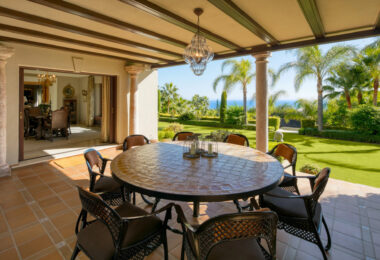 Luksusowa rezydencja w Sierra Blanca, Marbella Golden MileKlasyczna willa z nowoczesnym pensjonatem i basenem na dużej działce w sercu Sierra Blanca, Marbella Golden Mile.