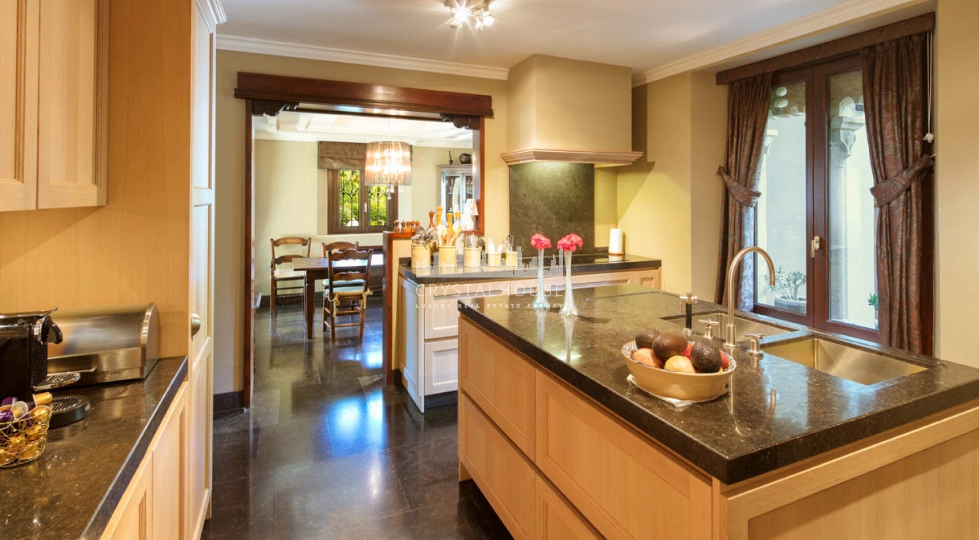 Luksusowa rezydencja w Sierra Blanca, Marbella Golden MileKlasyczna willa z nowoczesnym pensjonatem i basenem na dużej działce w sercu Sierra Blanca, Marbella Golden Mile.