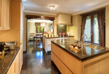 Luksusowa rezydencja w Sierra Blanca, Marbella Golden MileKlasyczna willa z nowoczesnym pensjonatem i basenem na dużej działce w sercu Sierra Blanca, Marbella Golden Mile.