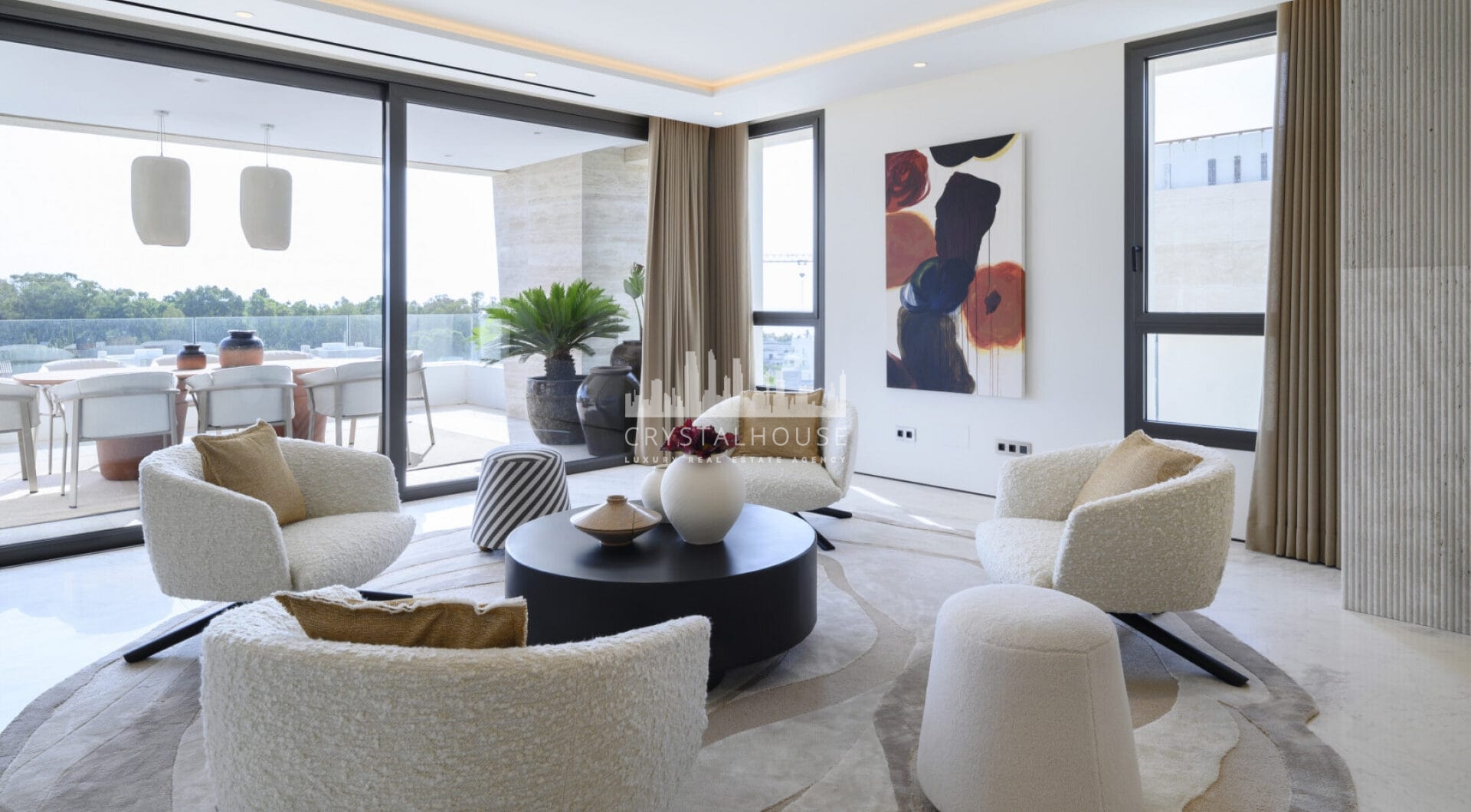 Skyvilla 6 natychmiast oddaje istotę prawdziwego luksusu, zaczynając od imponującego holu wejściowego, który nadaje ton wspaniałości wewnątrz.