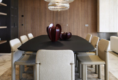 Skyvilla 6 natychmiast oddaje istotę prawdziwego luksusu, zaczynając od imponującego holu wejściowego, który nadaje ton wspaniałości wewnątrz.