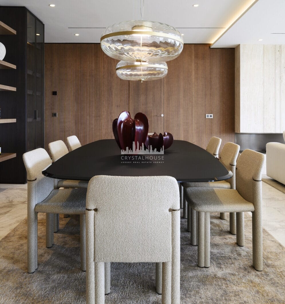 Skyvilla 6 natychmiast oddaje istotę prawdziwego luksusu, zaczynając od imponującego holu wejściowego, który nadaje ton wspaniałości wewnątrz.