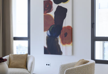 Skyvilla 6 natychmiast oddaje istotę prawdziwego luksusu, zaczynając od imponującego holu wejściowego, który nadaje ton wspaniałości wewnątrz.