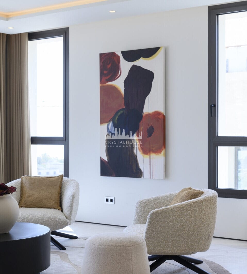 Skyvilla 6 natychmiast oddaje istotę prawdziwego luksusu, zaczynając od imponującego holu wejściowego, który nadaje ton wspaniałości wewnątrz.