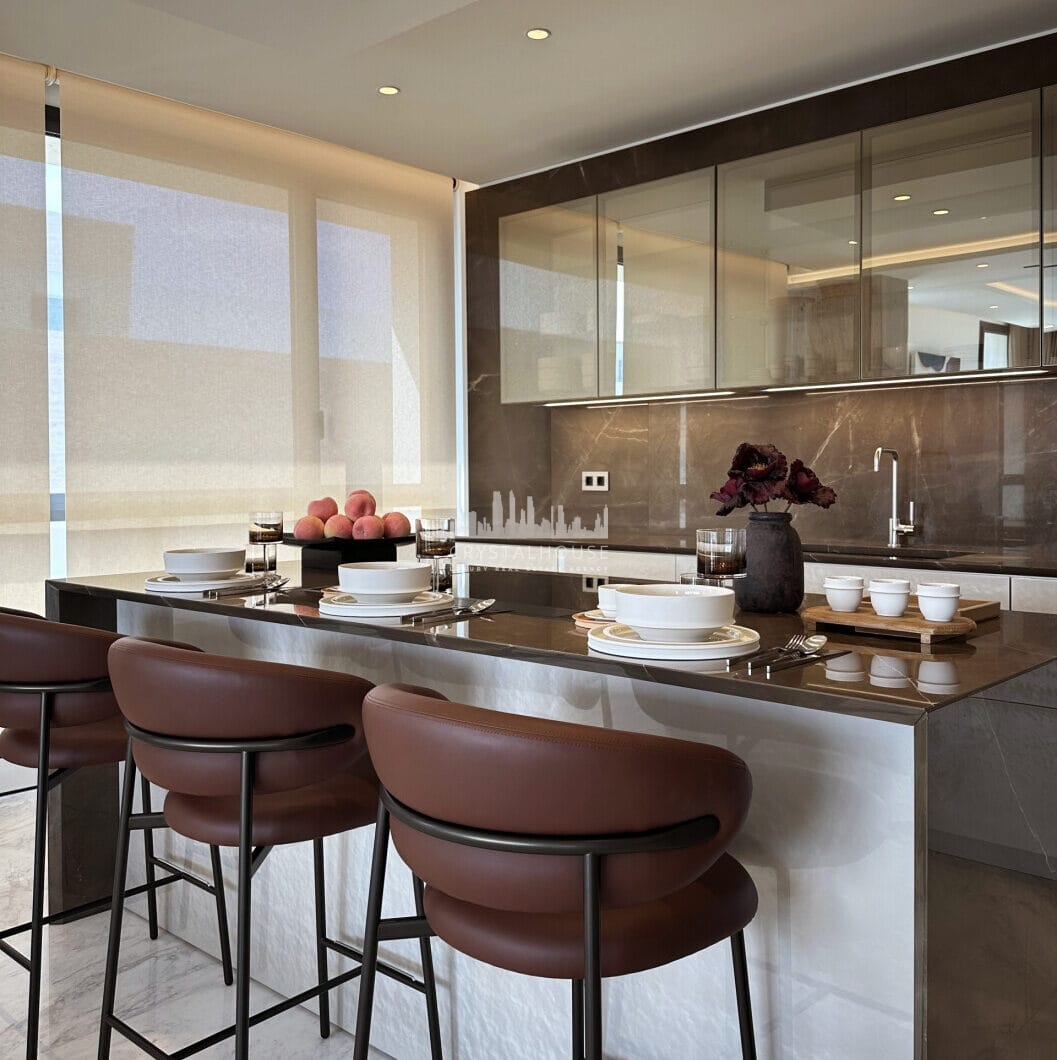 Skyvilla 6 natychmiast oddaje istotę prawdziwego luksusu, zaczynając od imponującego holu wejściowego, który nadaje ton wspaniałości wewnątrz.