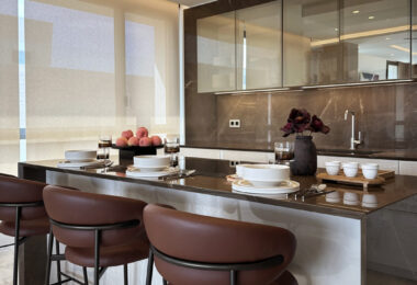 Skyvilla 6 natychmiast oddaje istotę prawdziwego luksusu, zaczynając od imponującego holu wejściowego, który nadaje ton wspaniałości wewnątrz.