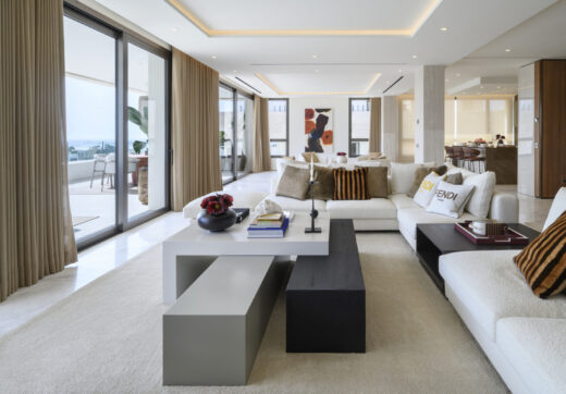 Skyvilla 6 natychmiast oddaje istotę prawdziwego luksusu, zaczynając od imponującego holu wejściowego, który nadaje ton wspaniałości wewnątrz.