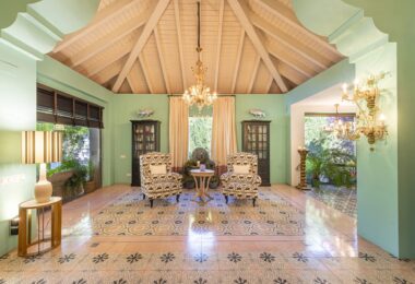 Elegancja i harmonia są fundamentem projektu tej wspaniałej posiadłości, stworzonej w tradycyjnym stylu śródziemnomorskim z widokiem na La Concha. Nowoczesny design budynku i tradycyjna hiszpańska architektura łączą się, tworząc spokojną i odprężającą atm